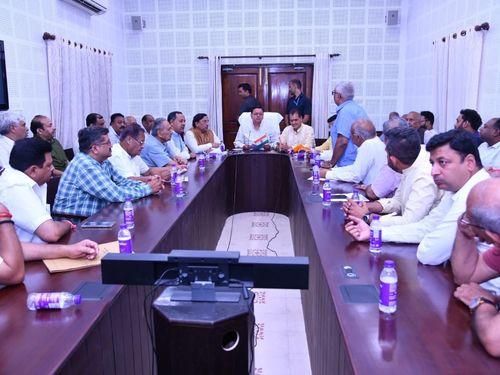 Officials of various organizations associated with the State Industries Board met CM Dhami