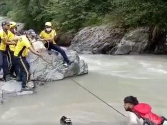 Rescue of two youths trapped on the other end of the river