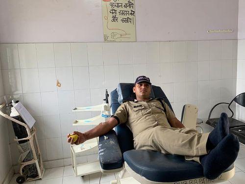 blood donation by policemen