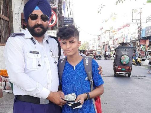 Traffic police jawan of Nainital police set an example of honesty