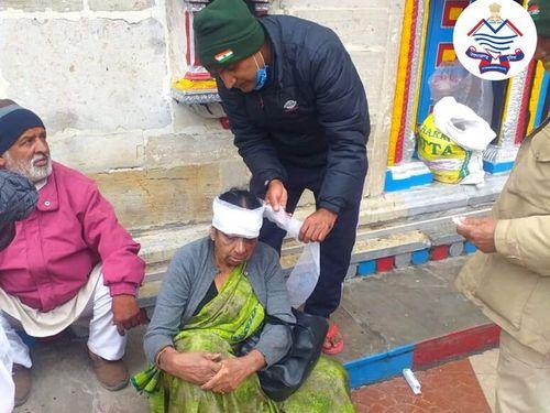 First aid was given by the police to the injured devotee