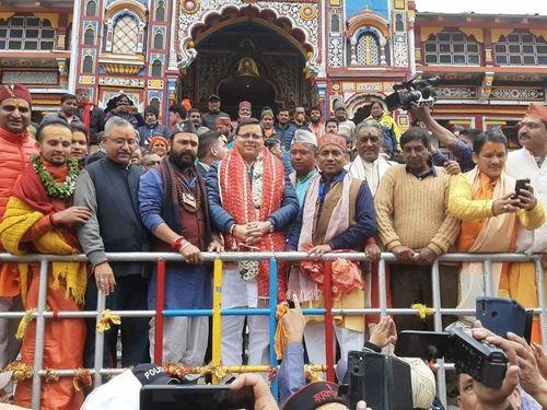 CM Dhami prayed for the prosperity of the state by offering prayers at Shri Badrinath Dham today.