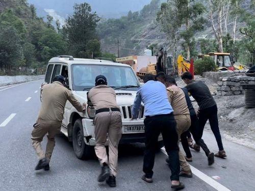 Chamoli police personnel set an example of humanity