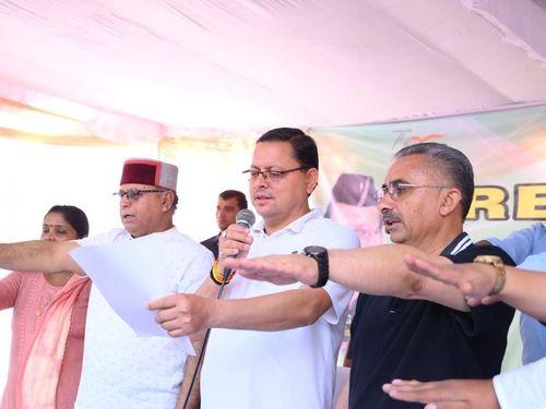 CM Dhami participated in the cleanliness program organized at Sahastradhara Road