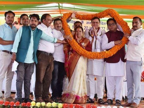 CM Dhami participated in the swearing-in ceremony of the newly elected chairman of the municipality, Smt. Pushpa Paswan.