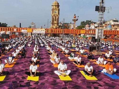 On the occasion of International Yoga Day, yoga was also done on Har-ki-Paidi