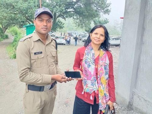 Nainital police handed over the lost mobile to its owner