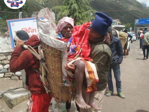 Uttarakhand Police became a support for the elderly devotee