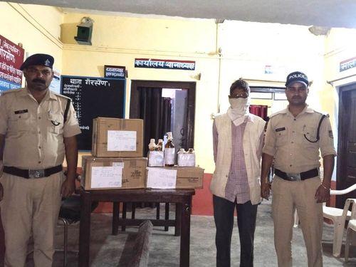 One accused arrested with 03 boxes of illegal English liquor