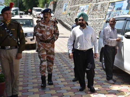 Chief Secretary Dr. S.S. Sandhu reached Auli and did terrestrial and aerial inspection
