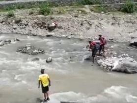Police and SDRF rescued youths trapped on the banks of the river
