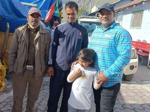 Girl separated from family who came to Shri Badrinath from Gujarat, policeman met her safely
