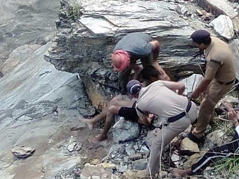 Putting life in danger, the police station in Gopeshwar brought out the young man who was flowing in the river safely.