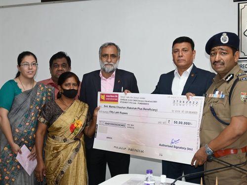 50 lakh check given to the wife of a policeman who lost his life in a road accident