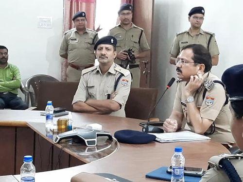 In the farewell ceremony, the district chief interacted with the retiring colleagues