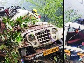 Stones fell on the vehicle of devotees returning after visiting Kedarnath