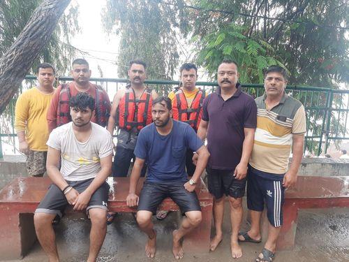 Water Police of Tehri district became an angel for the tourists of Rajasthan 