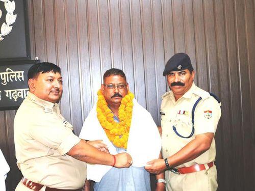Head Constable retiring after completing superannuation. An emotional farewell was given by the police family 