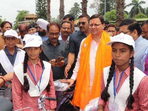 CM Dhami distributed cycles to girl students by participating in Kanyashree program