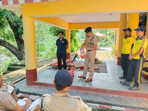 Police personnel were informed about fire equipment and disaster equipment by Fire Station Gopeshwar and SDRF