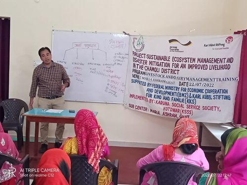 A one-day training program for cattle rearers was organized by the voluntary organization Maria Ashram.