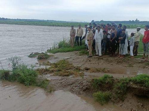 Eight youths who went to pluck vegetables got trapped in the strong current, the quick response of Bhagwanpur police saved their lives