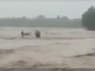 Uttarakhand police rescued people trapped in the middle of the river