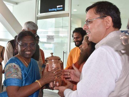 CM Dhami welcomes Draupadi Murmu on her arrival in Uttarakhand