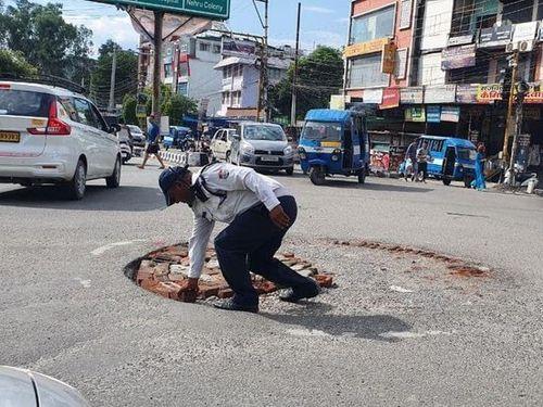 Traffic constable Vijay Raturi set an example for humanity