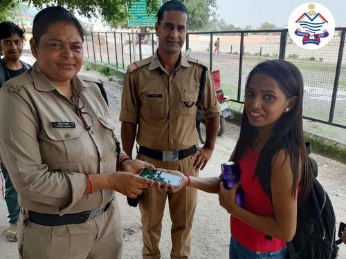 Police found the lost Apple iPhone and handed it over to its owner