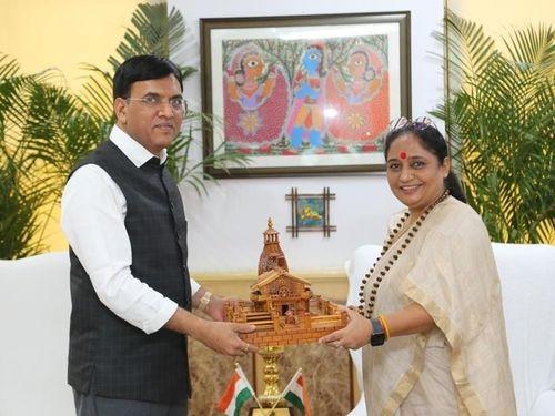 Speaker of Uttarakhand Vidhan Sabha Smt. Ritu Khandudi made a courtesy call on the Union Health and Family Welfare Minister