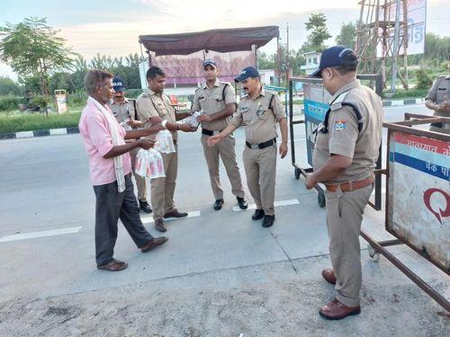 Water, biscuits etc. were distributed to the employees on Kanwar Mela duty.