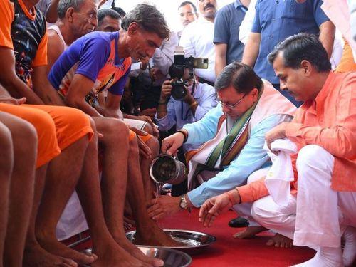 CM Dhami welcomed the Shiva devotees who came in Kanwar Yatra by washing their feet and giving Ganga Jal