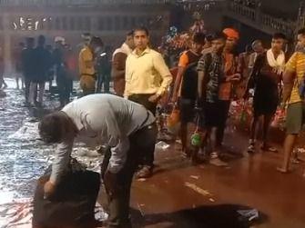 After the Ganga Aarti last evening, an unclaimed bag was found on the island of Malviya, there was a stir.