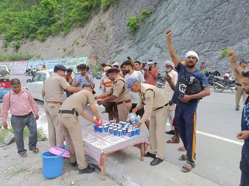 Buransh juice distributed by Uttarakhand Police to Shiva devotees