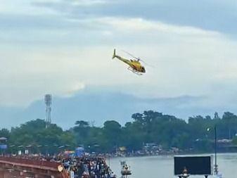 Haridwar police and administration showered flowers on the Kanwariyas