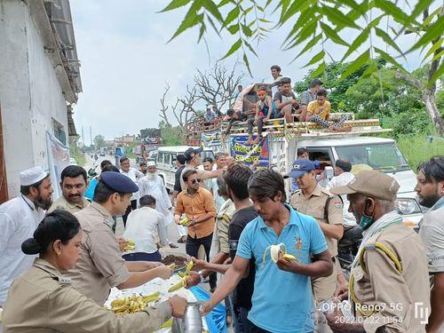 Water and fruits were distributed to Shiva devotees by Uttarakhand Police