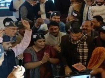 Harda dances with the Chief Minister of Chhattisgarh