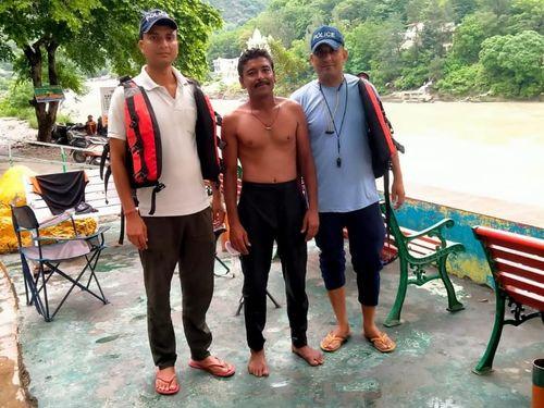 The lives of 5 kanwariyas were saved safely by a joint team of police.