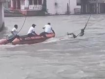 Uttarakhand police rescued the devotee of Bhole while flowing in the river