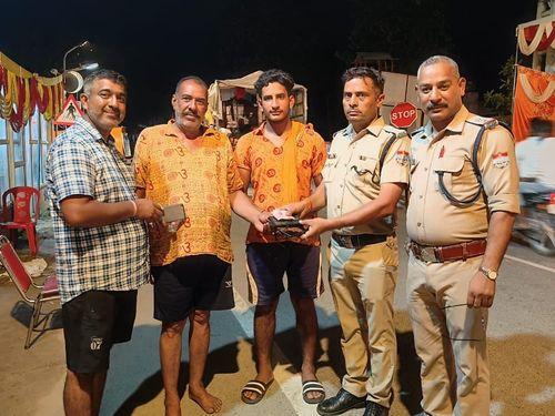 The police team returned forty thousand cash and two mobiles