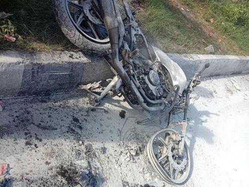 A sudden fire broke out in the motorcycle, the police consciously controlled the fire