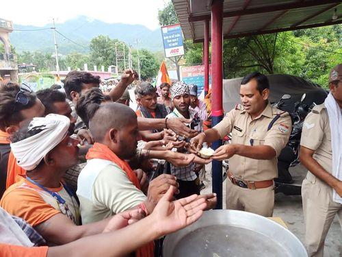 Shiv devotees were welcomed by Tehri Police by feeding them Kheer