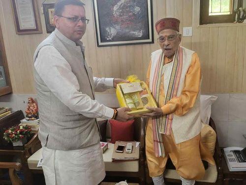 CM Dhami pays a courtesy call to former Union Minister Shri Murli Manohar Joshi