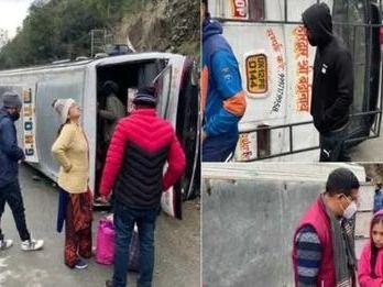 Bus going to Pauri overturns