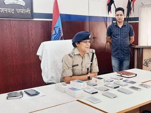 Smile on the faces of the phone owners after recovering the lost phone