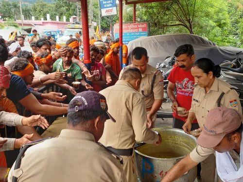Kheer distributed to devotees by Uttarakhand Police