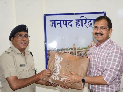 Honored by the district police chief for successful completion of Kanwar fair