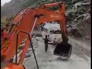 Vehicle stuck due to rise in water level, Uttarakhand Police got the vehicle on the safe side