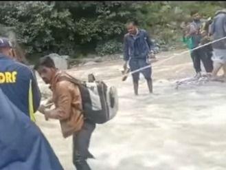 Image for Uttarakhand Police became the support for the stranded passengers on the way